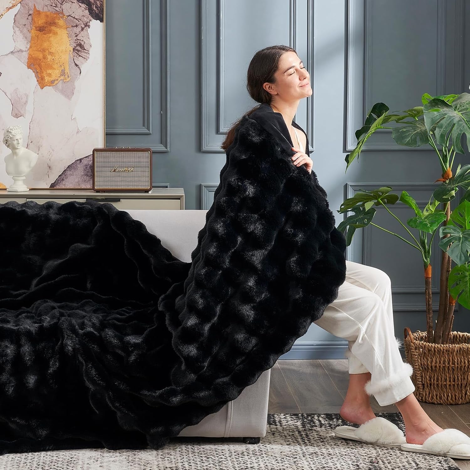 Faux Fur Throw Blanket for Couch, Fuzzy Soft Plush Thick Bubble Blanket for Sofa Bedroom Living Room, 50 * 60 Inches Black