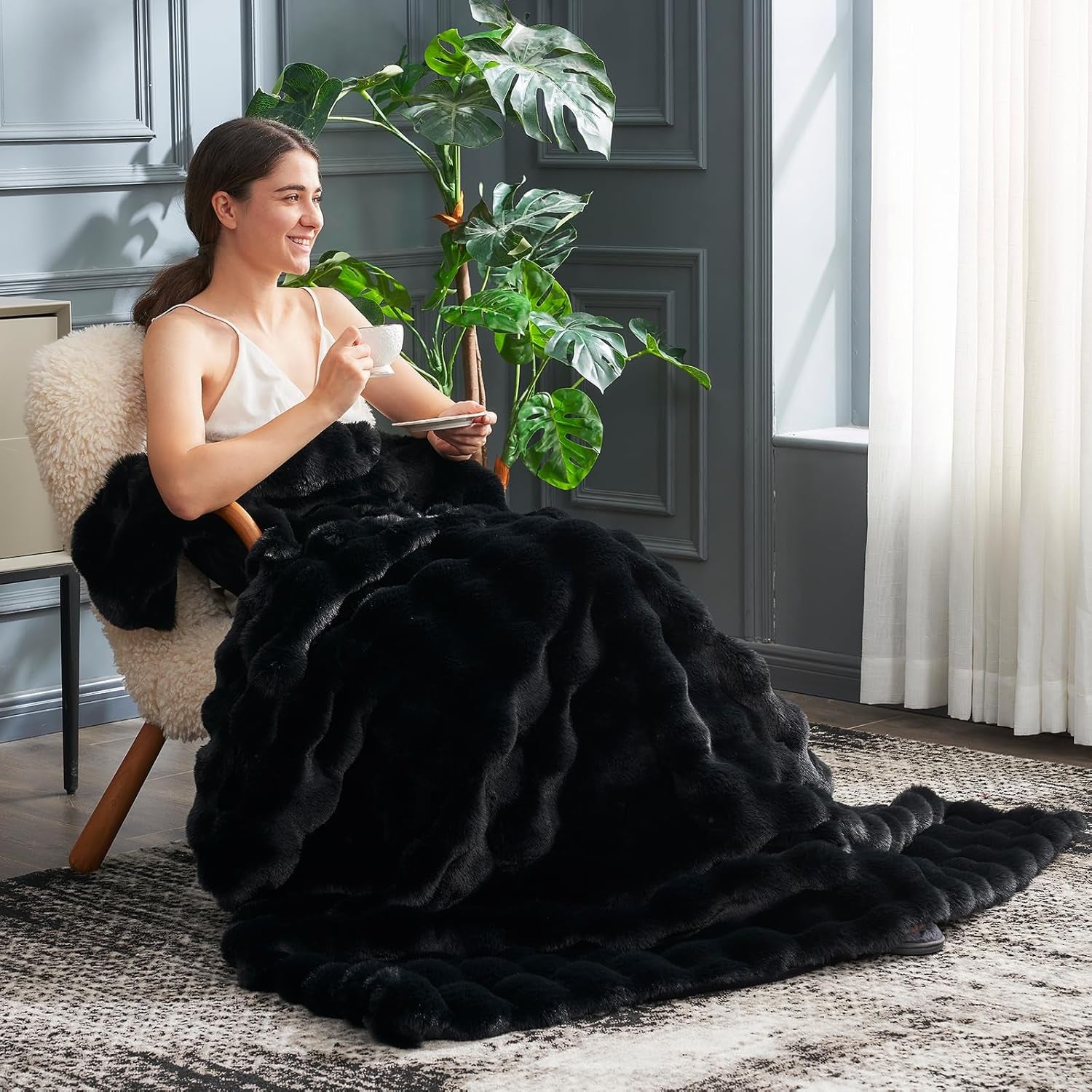 Faux Fur Throw Blanket for Couch, Fuzzy Soft Plush Thick Bubble Blanket for Sofa Bedroom Living Room, 50 * 60 Inches Black