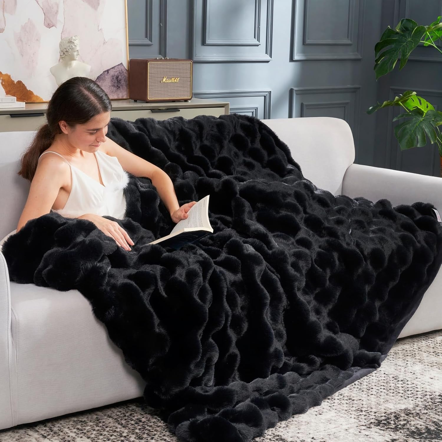 Faux Fur Throw Blanket for Couch, Fuzzy Soft Plush Thick Bubble Blanket for Sofa Bedroom Living Room, 50 * 60 Inches Black