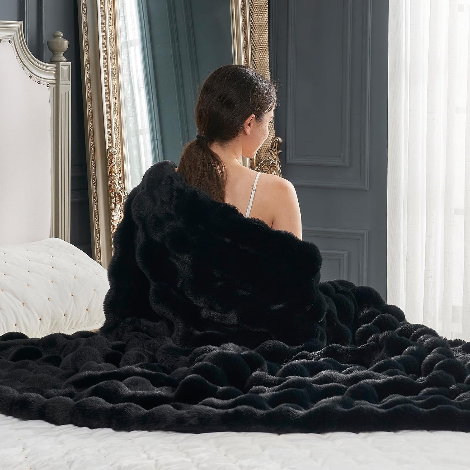 Faux Fur Throw Blanket for Couch, Fuzzy Soft Plush Thick Bubble Blanket for Sofa Bedroom Living Room, 50 * 60 Inches Black