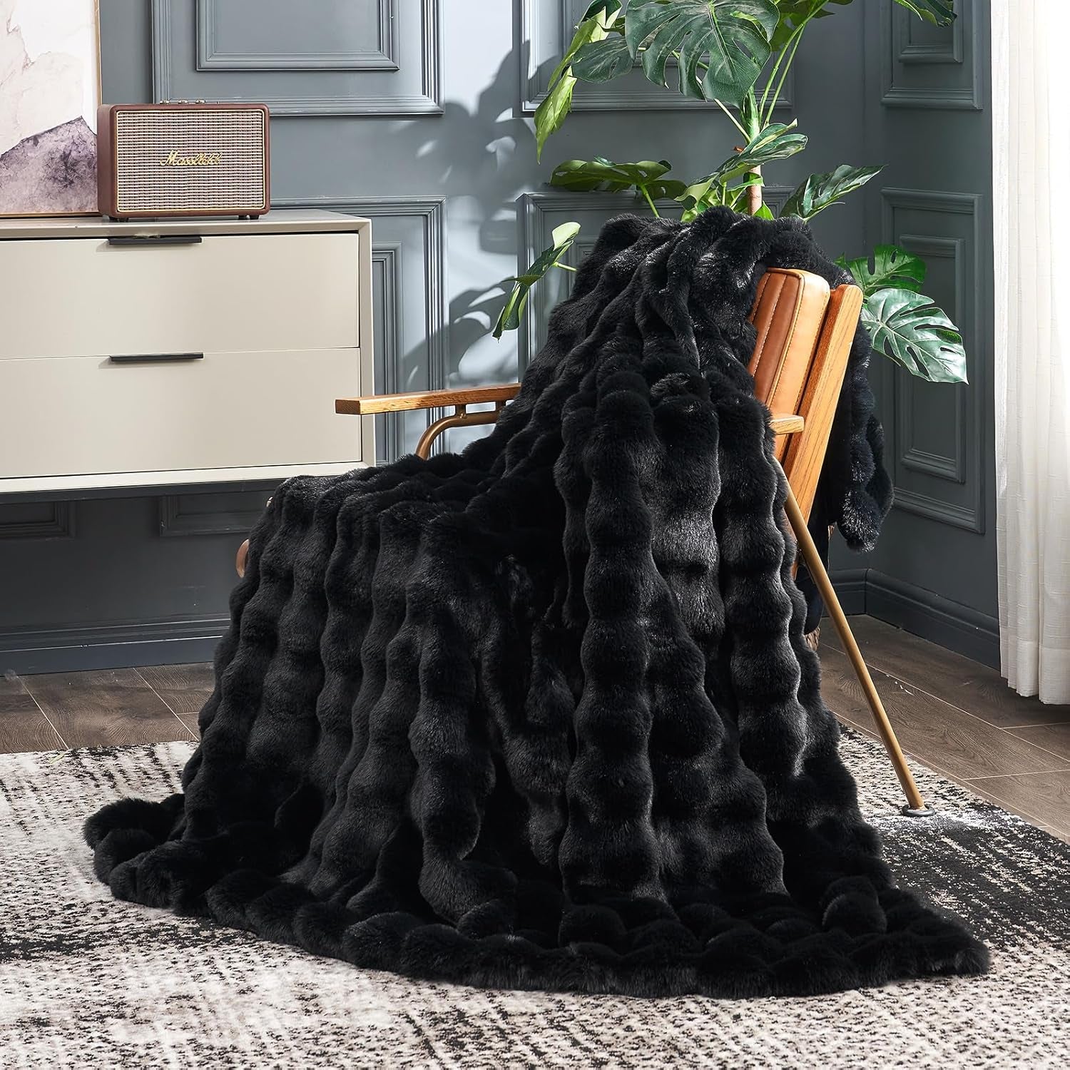 Faux Fur Throw Blanket for Couch, Fuzzy Soft Plush Thick Bubble Blanket for Sofa Bedroom Living Room, 50 * 60 Inches Black
